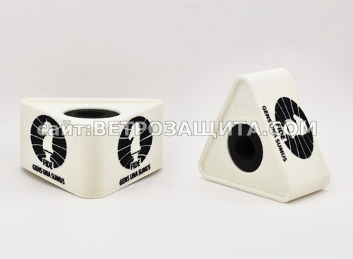 Кубик для микрофона в виде трёхгранной формы с логотипом  FIDE